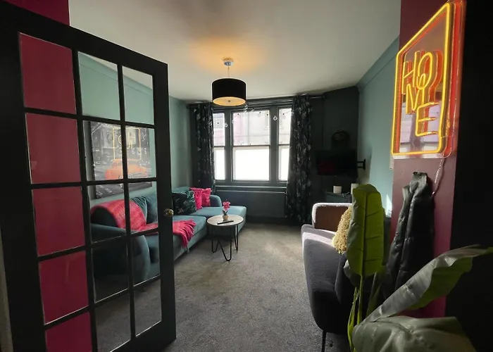 Garden Town Flat Central Accommodating 8 Guests