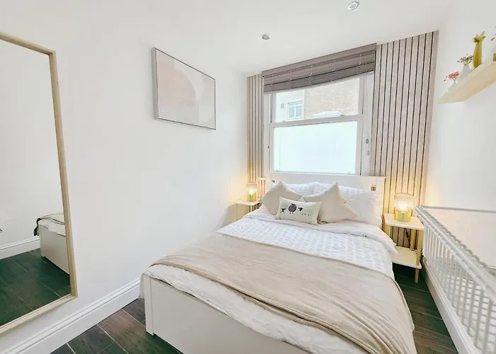Cosy 1 Bed Home, City Centre, Free Parking, Long & Short Stays