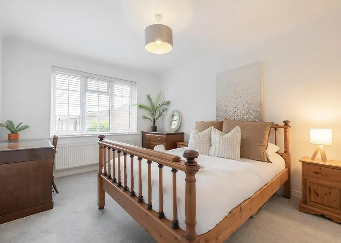 Quiet Mews House With Parking And Garden Close To Centre And Beach