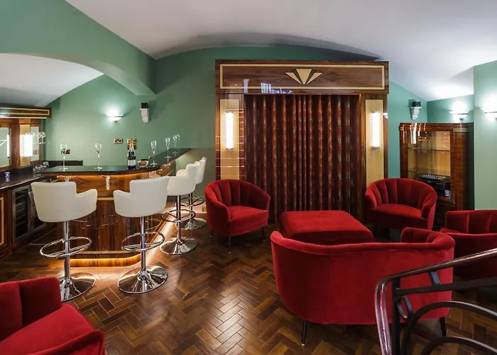 Sea-Facing Art Deco Apartment