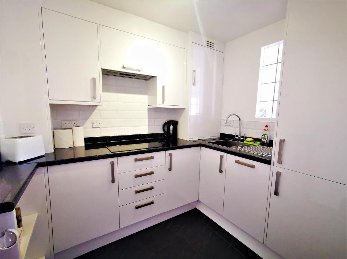 Marina Living With Parking, Balcony, Quiet And Secure *