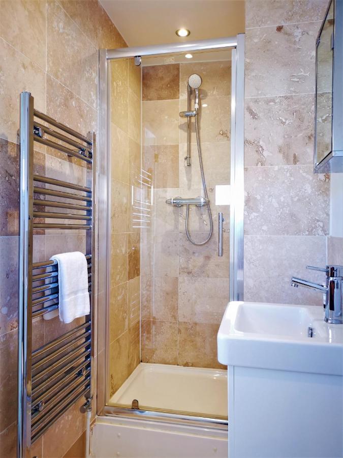 Marina Living With Parking, Balcony, Quiet And Secure * Brighton