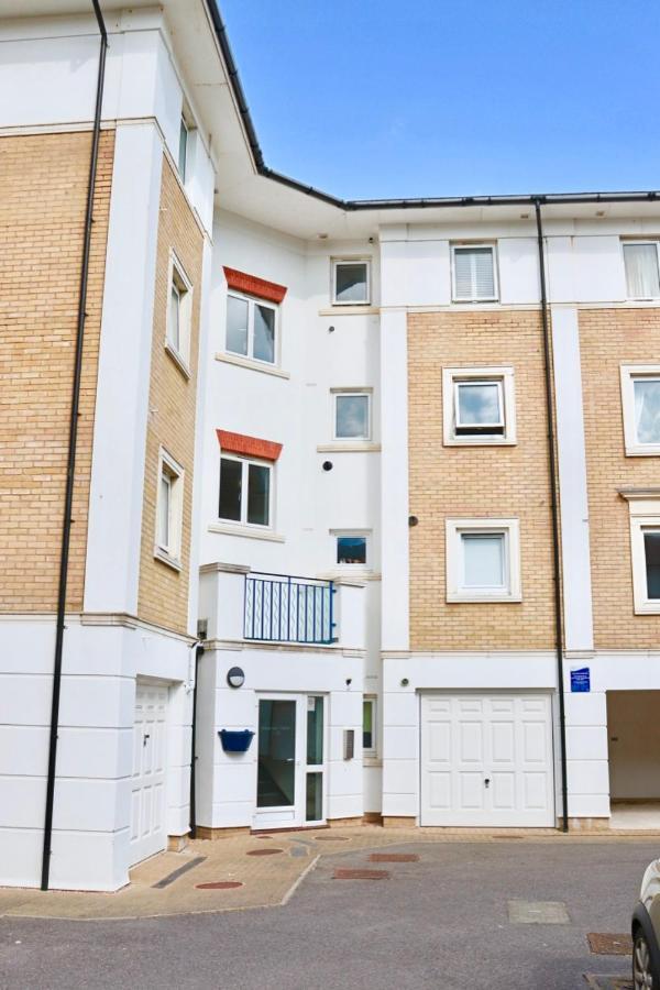 Marina Living With Parking, Balcony, Quiet And Secure