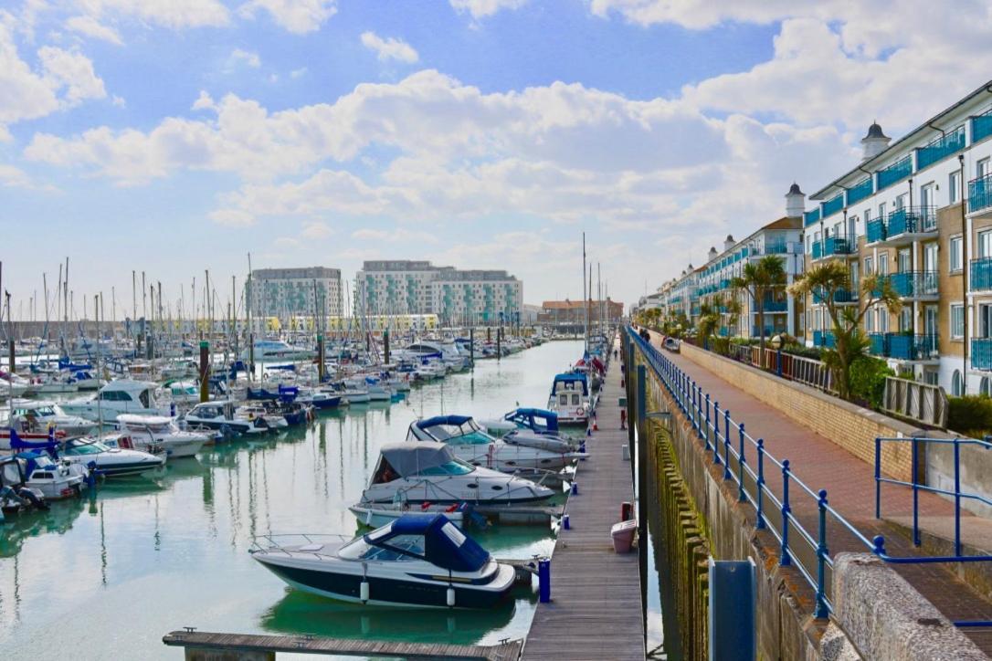 Marina Living With Parking, Balcony, Quiet And Secure * Brighton