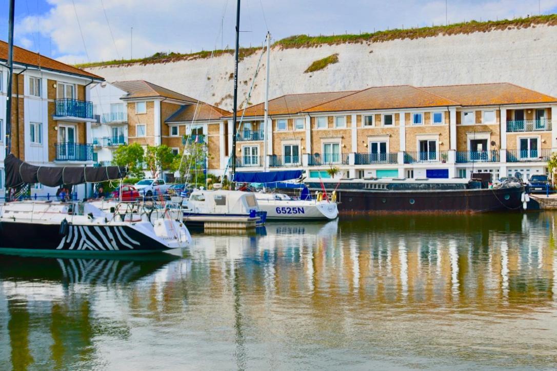 Apartment Marina Living With Parking, Balcony, Quiet And Secure Brighton