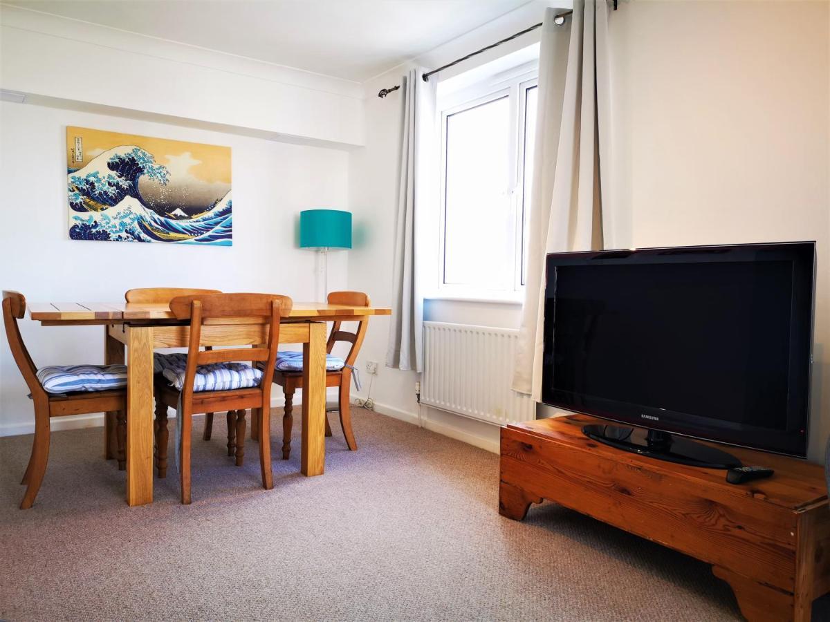 Marina Living With Parking, Balcony, Quiet And Secure * Brighton