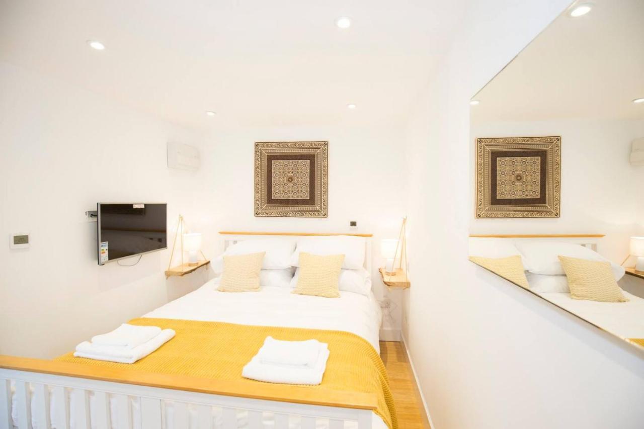Orchard House-luxury House With Hot Tub Sleeps 12 Bed & Breakfast