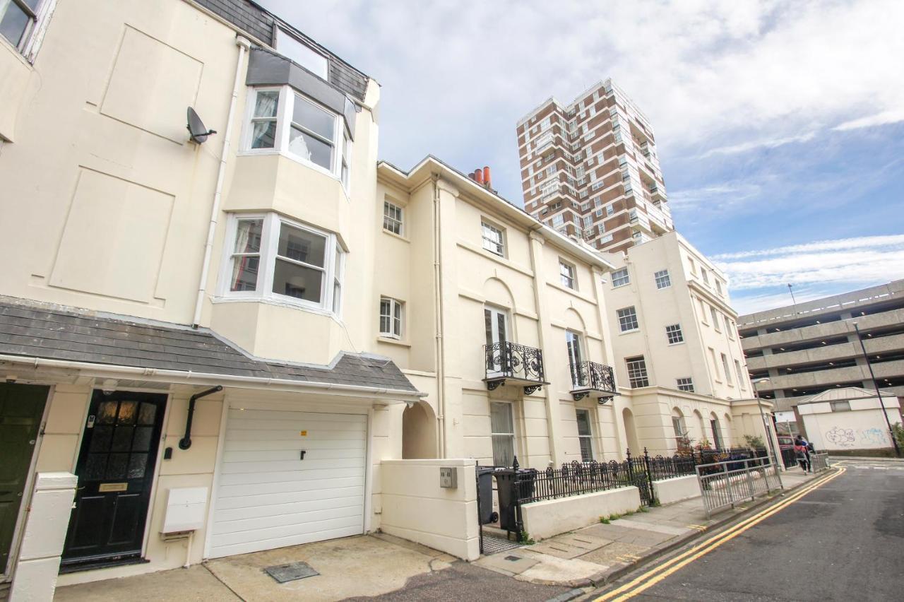 Townhouse - Central- By Lets