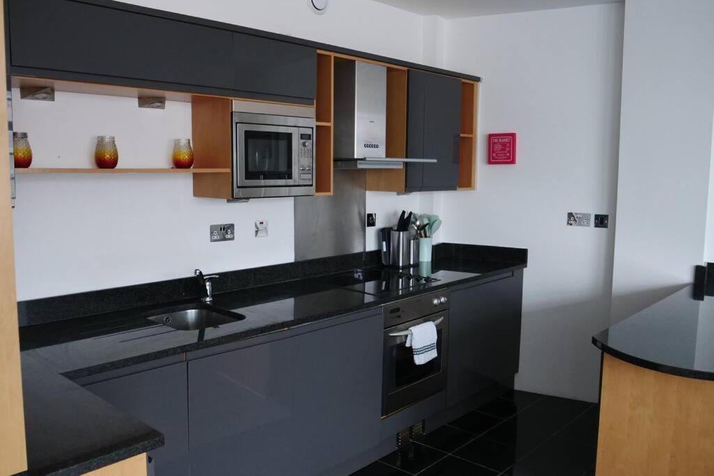 Modern Apartment, Amazing Location *