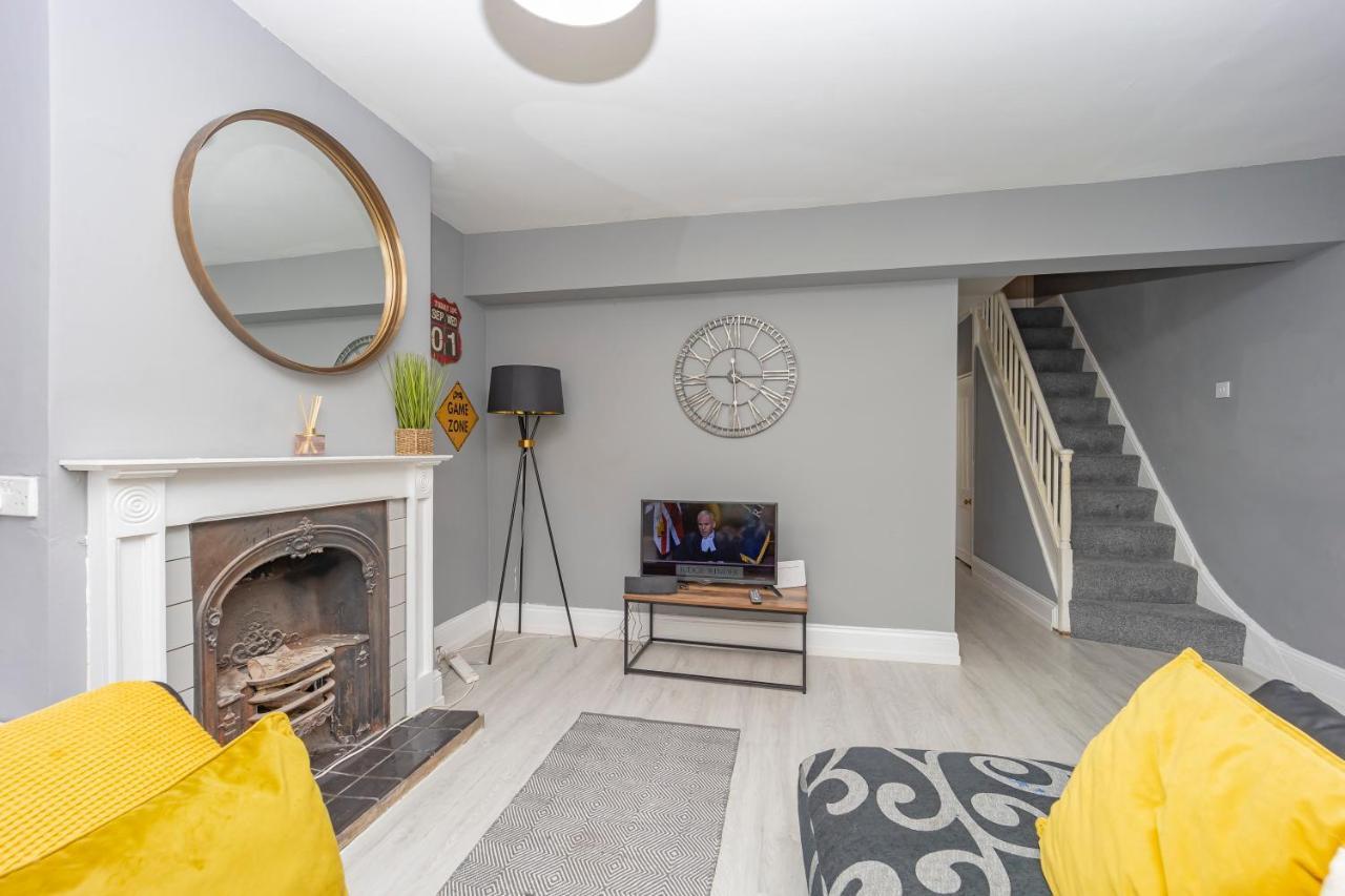 Funky 3bedroom House Next To Station Holiday home *
