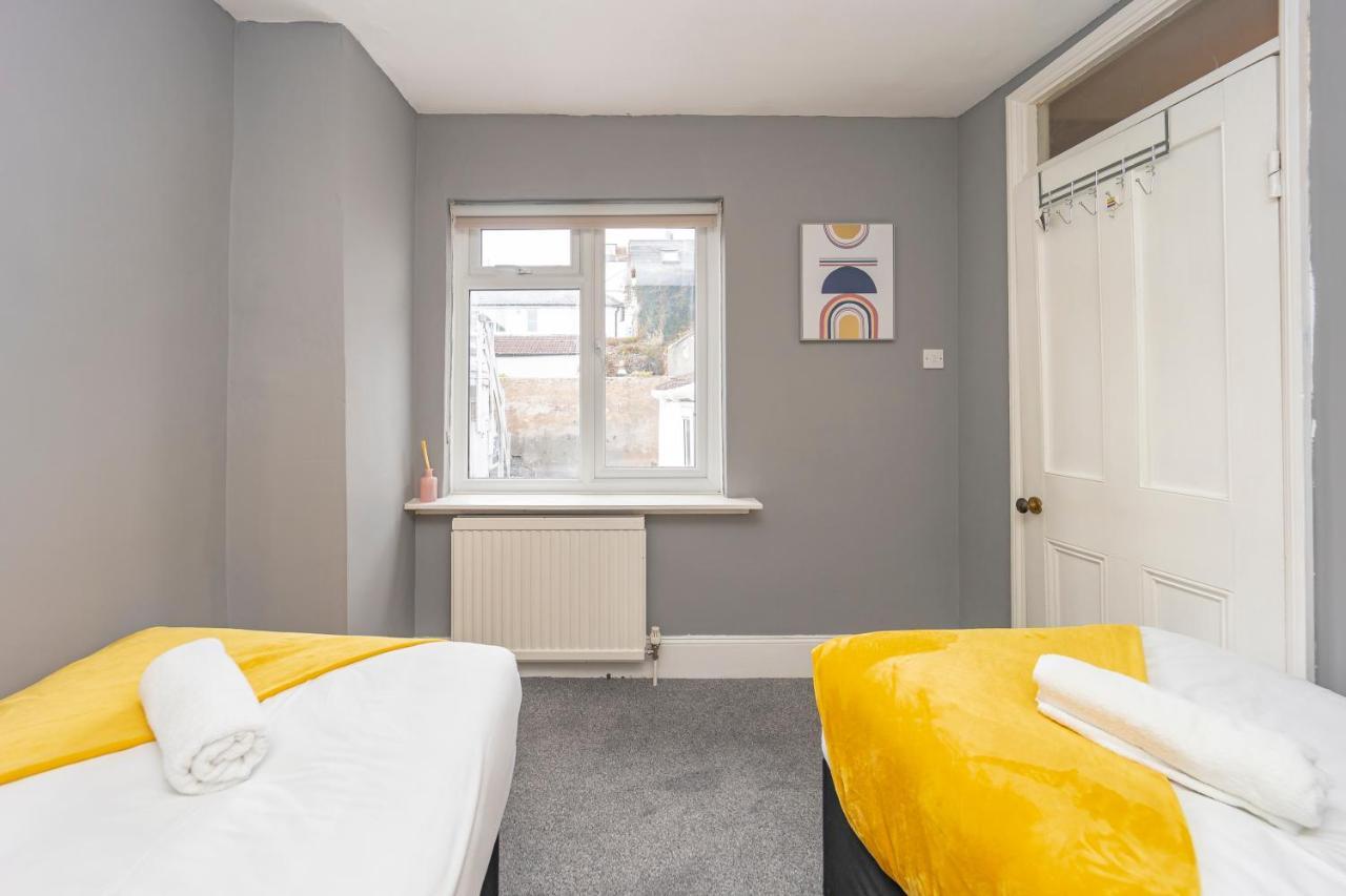 Funky 3bedroom House Next To Station Holiday home