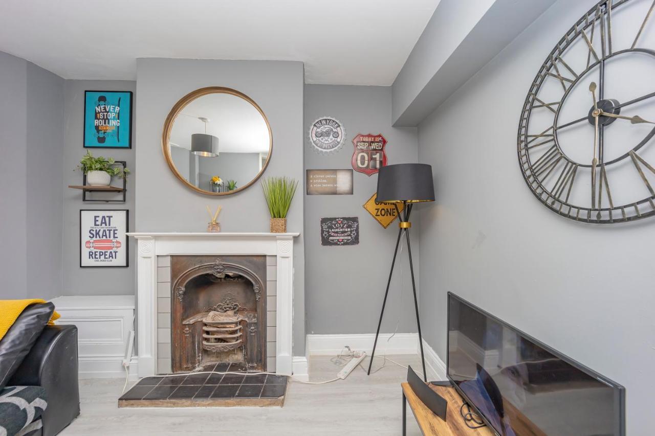 Funky 3bedroom House Next To Station Holiday home *