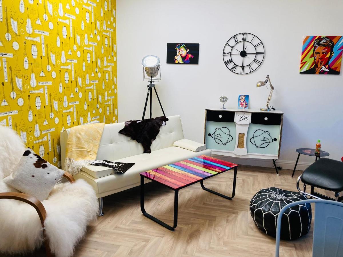 Funky Unique 2-bedroom With Parking Apartment