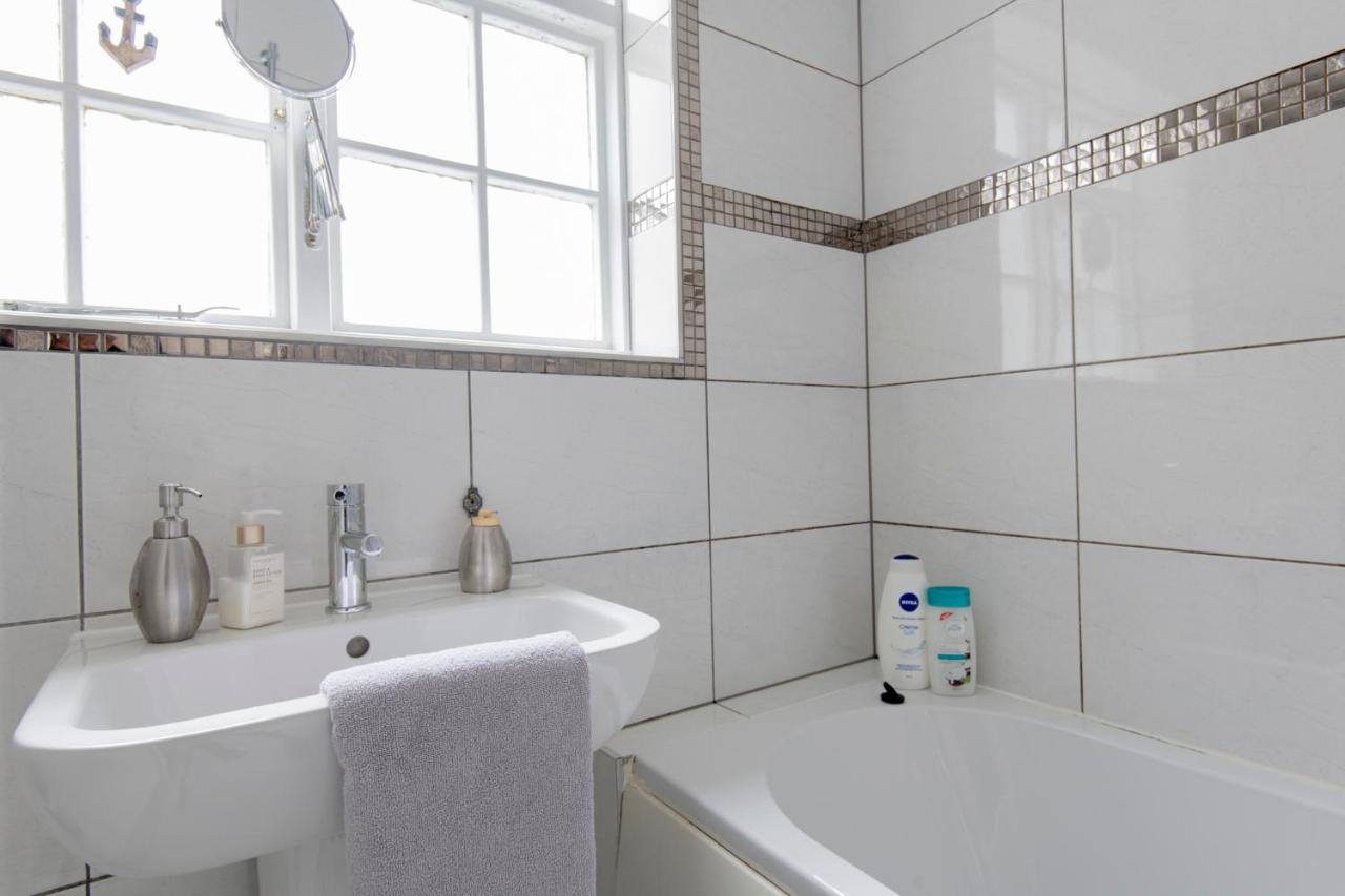 Fantastic 3 Bed House- Sleeps 6- Superfast Wifi And Garage Apartment