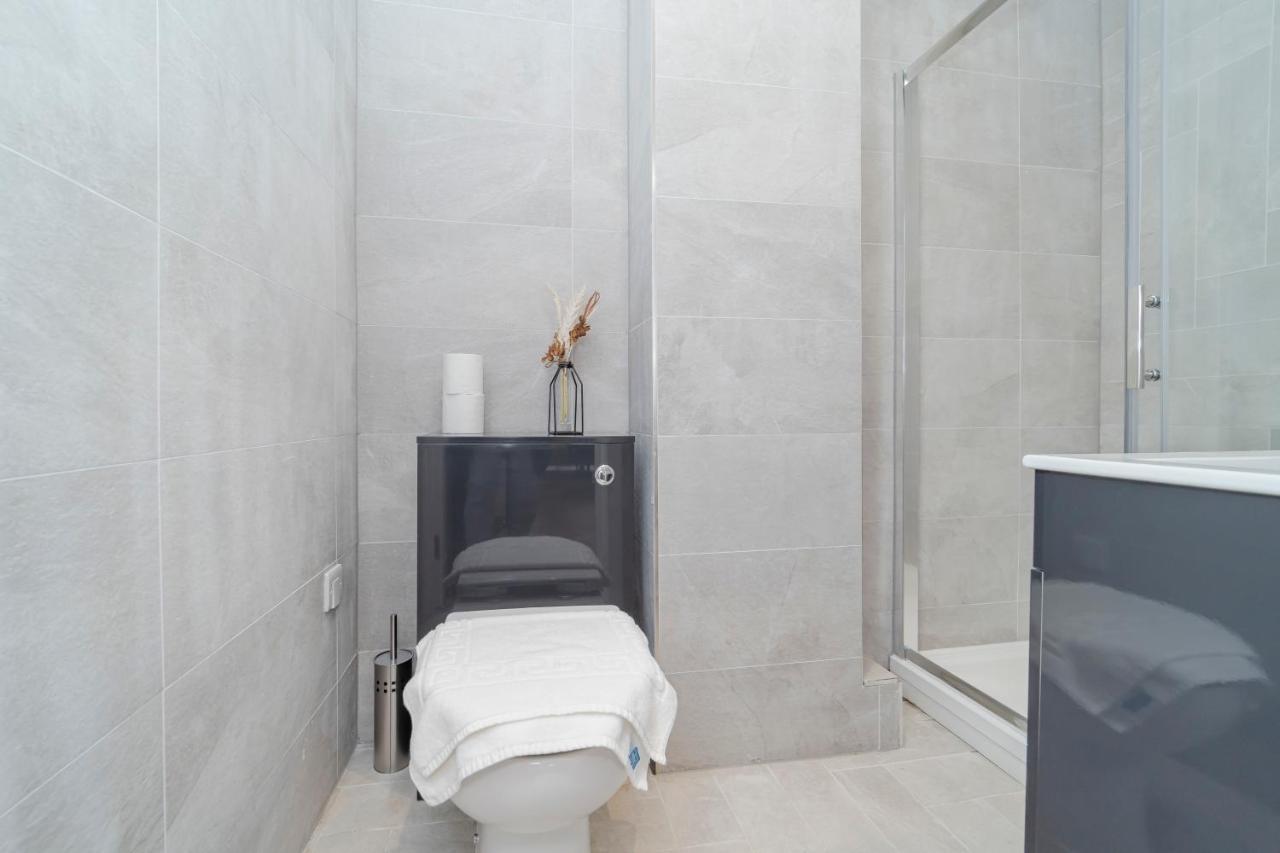 Morden Studio Flat Moments Away From Seafront *
