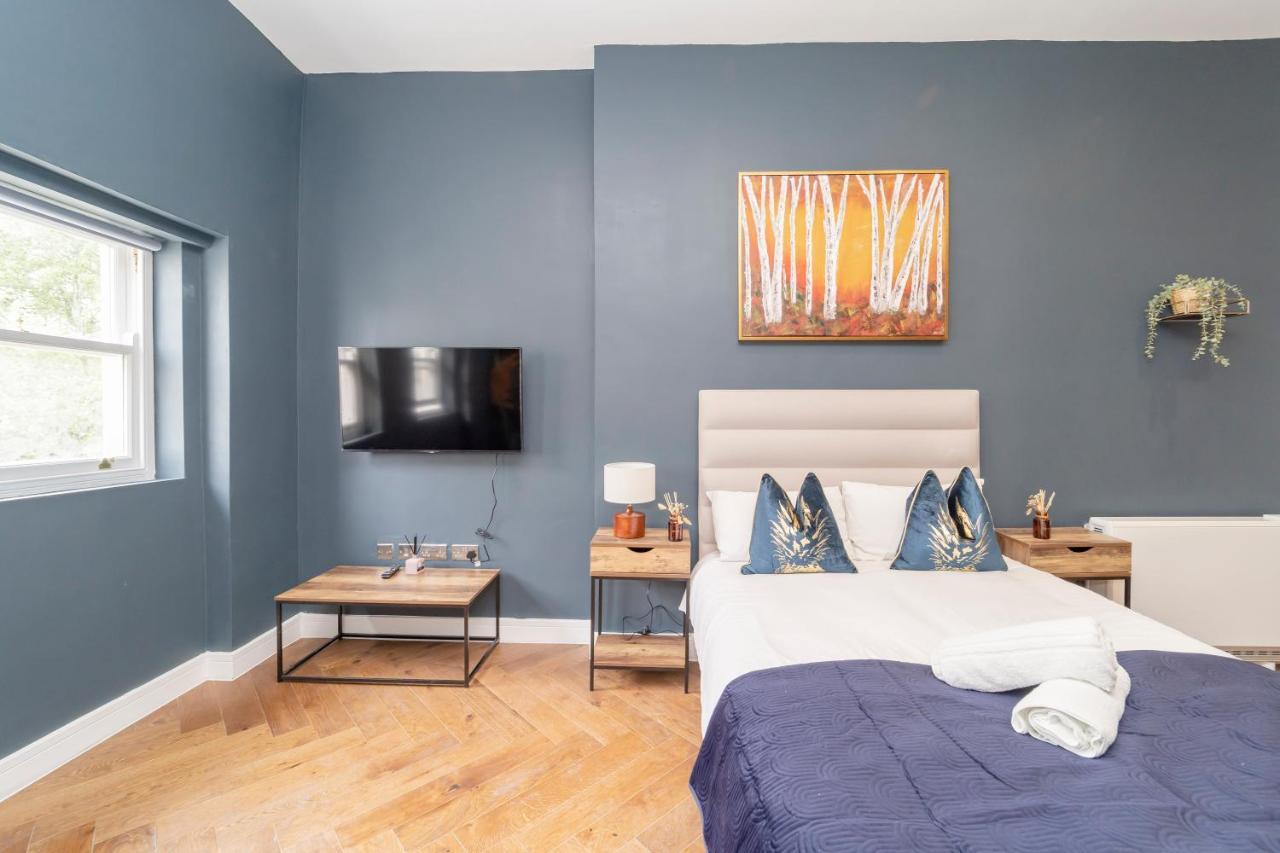 Morden Studio Flat Moments Away From Seafront Apartment *