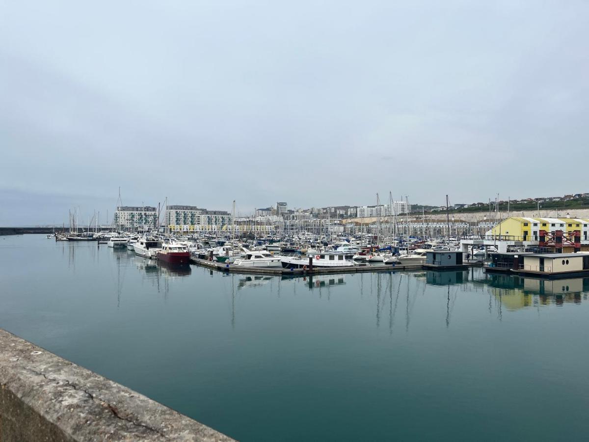 Stunning 2 Bedroom, 2 Bathroom Apartment. *