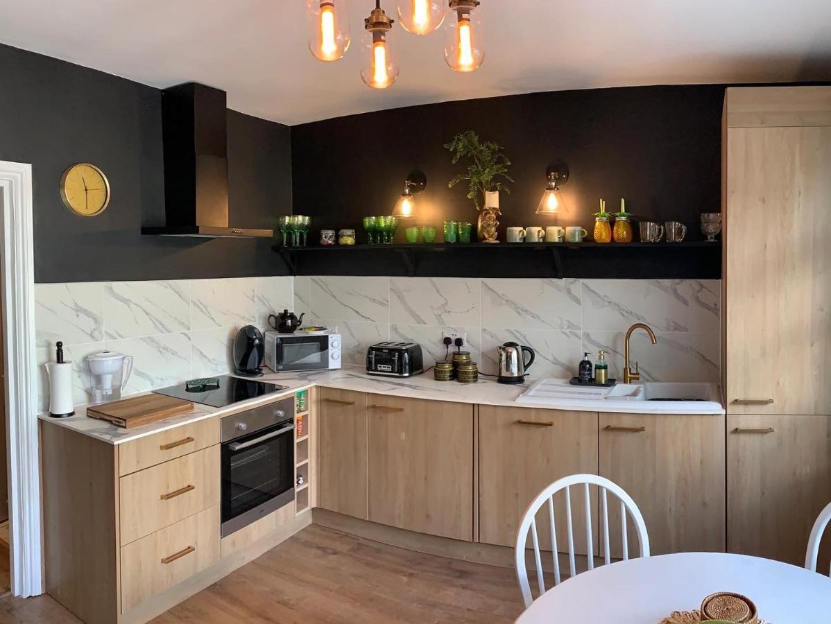 Kira House, * Brighton