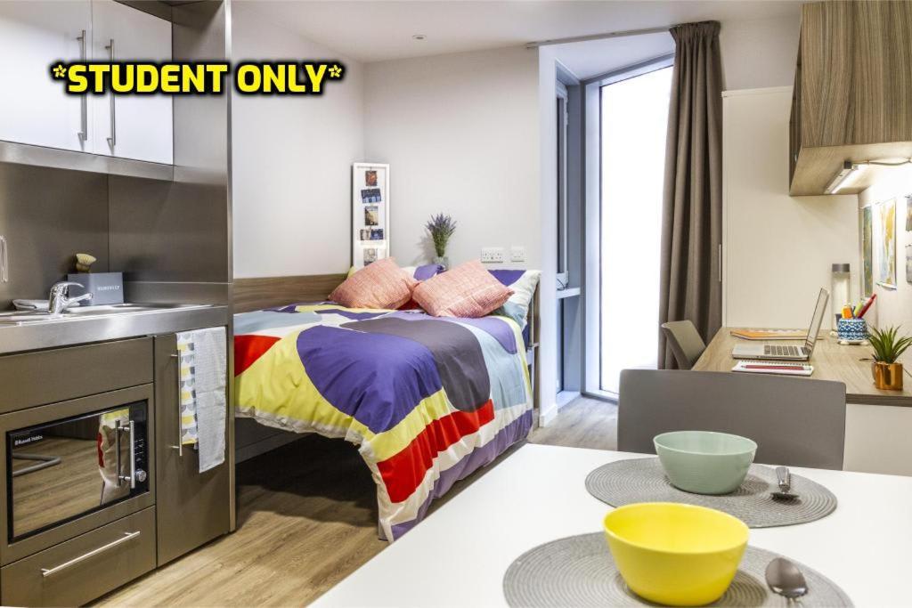Student Only Zeni In Apartment