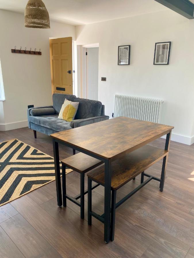 Brand New 2 Bedroom Flat Apartment *