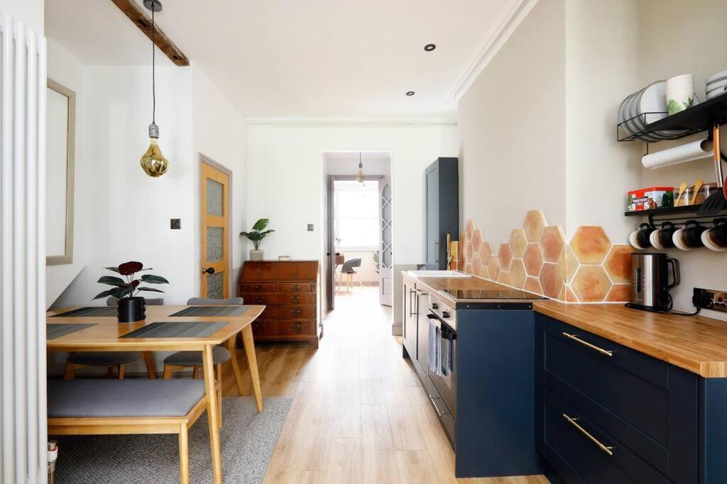 Stunning 2 Bedroom Flat 8min Walk From The Apartment *
