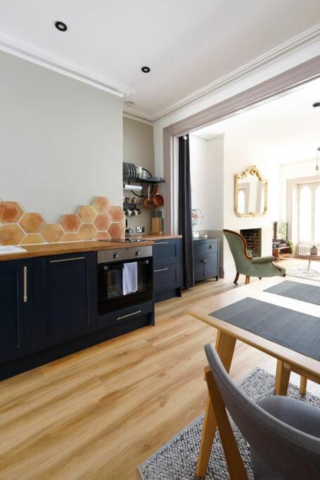 Stunning 2 Bedroom Flat 8min Walk From The *