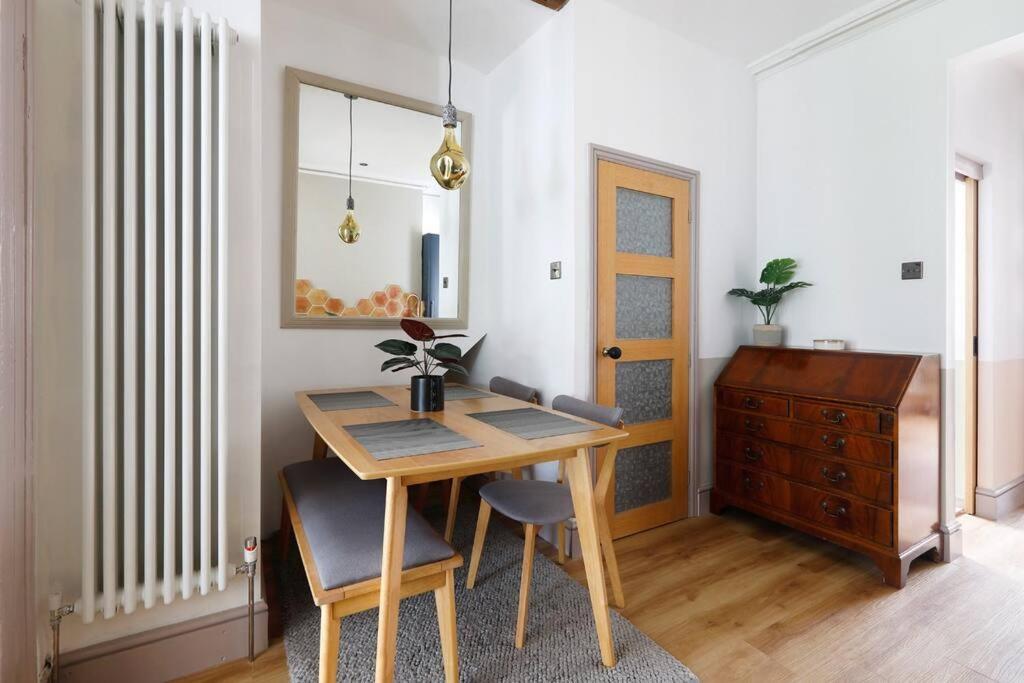 Stunning 2 Bedroom Flat 8min Walk From The Apartment *