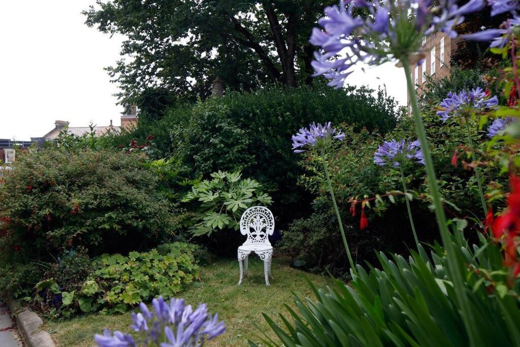 Stunning 2 Bedroom Flat 8min Walk From The *
