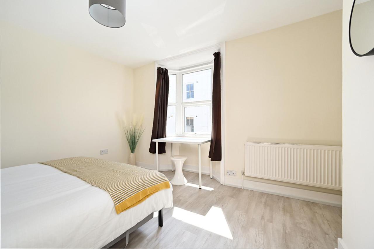Homey Downtown Two Bedroom Townhouse Near Sea Front, Up To 7 Guests Holiday home