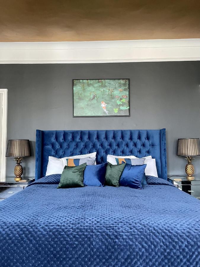 Holiday home Hummingbird House - 3 Double Bedrooms And Free Parking - By Crown Gardens Homes *