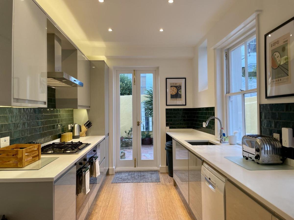Hummingbird House - 3 Double Bedrooms And Free Parking - By Crown Gardens Homes *