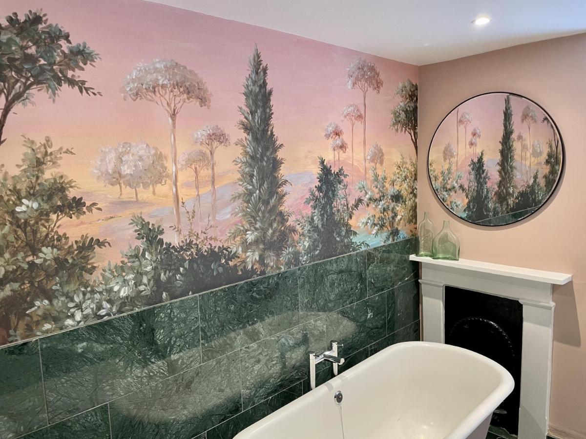 Hummingbird House - 3 Double Bedrooms And Free Parking - By Crown Gardens Homes *