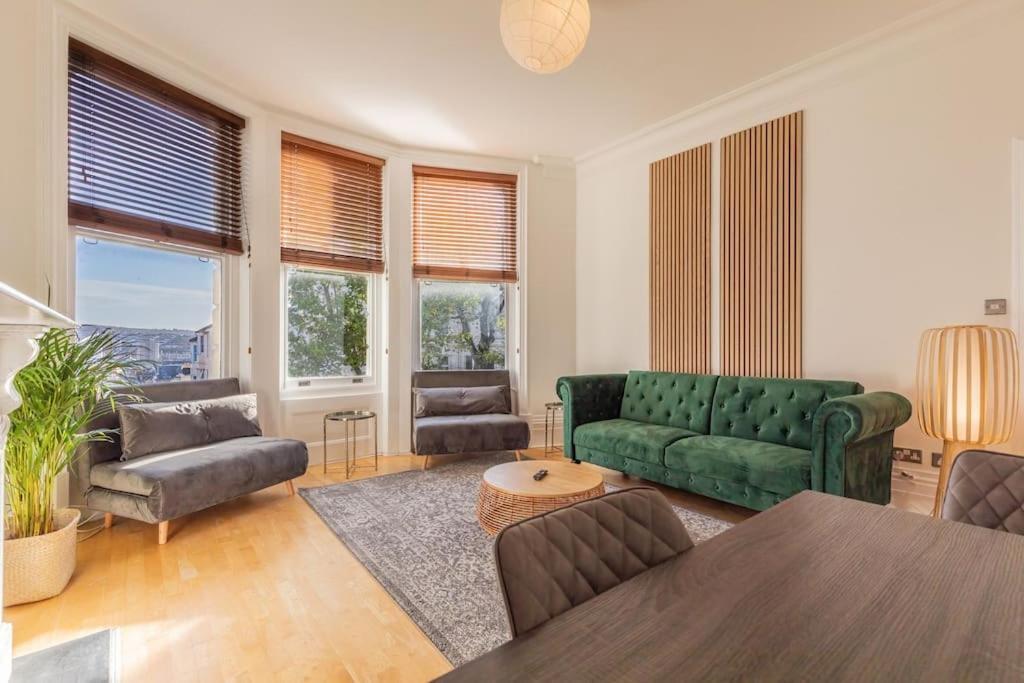 Victorian Work And Travel Close To Station Apartment Brighton