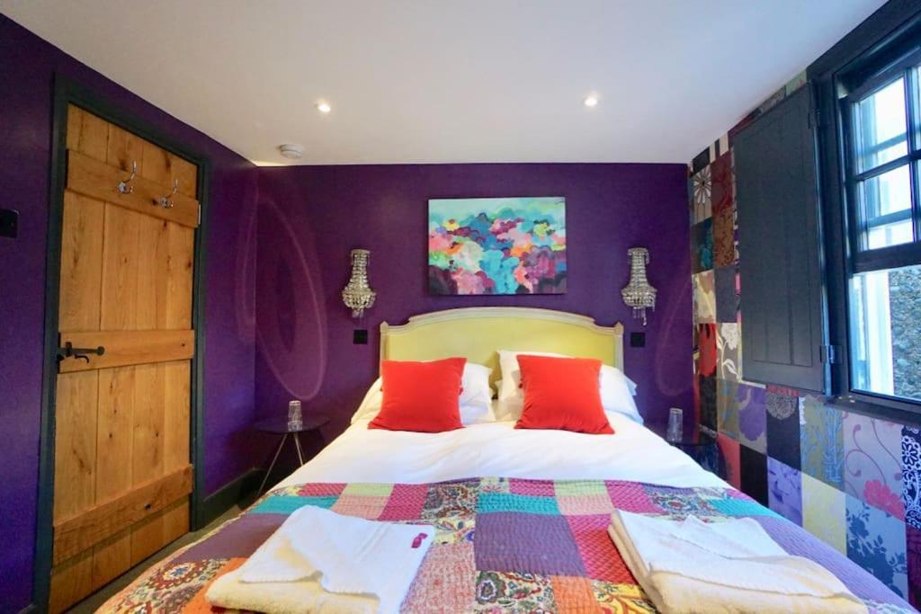 Smugglers Heritage Cottage, Very Central In Vibrant Holiday home