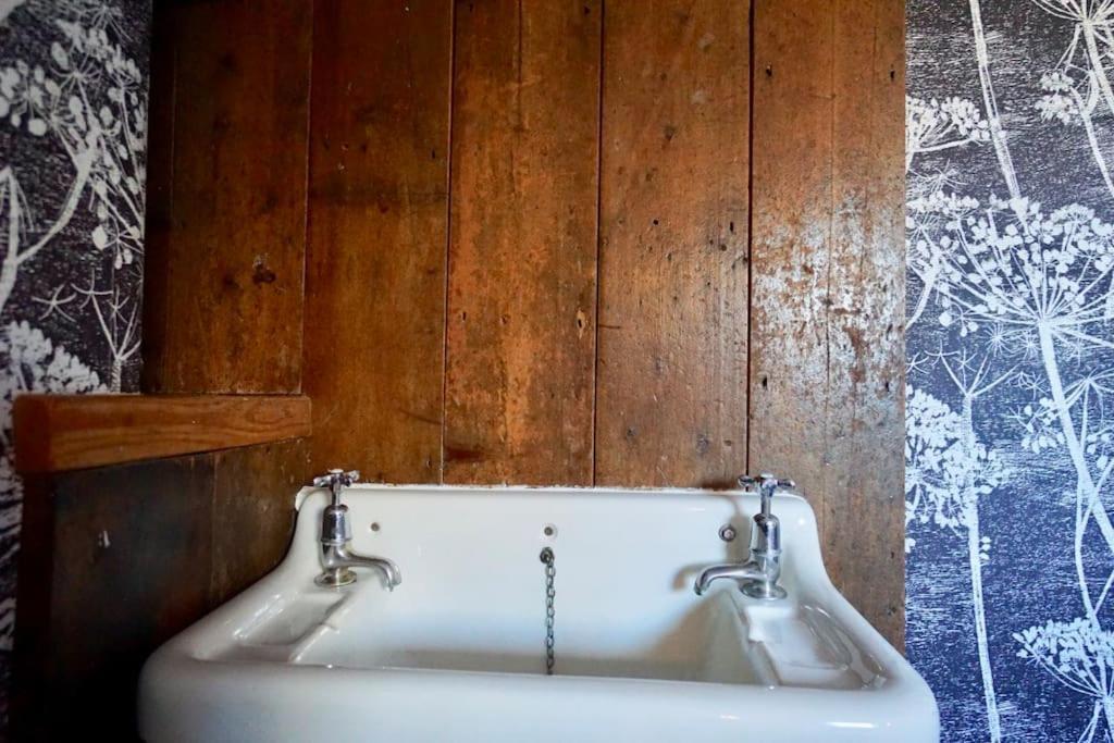 Smugglers Heritage Cottage, Very Central In Vibrant Holiday home