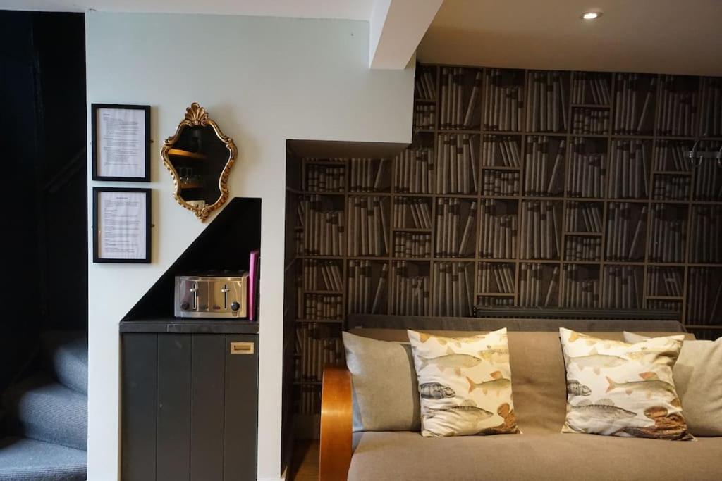 Smugglers Heritage Cottage, Very Central In Vibrant Holiday home