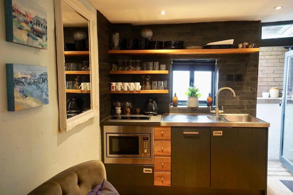 Smugglers Heritage Cottage, Very Central In Vibrant Holiday home Brighton