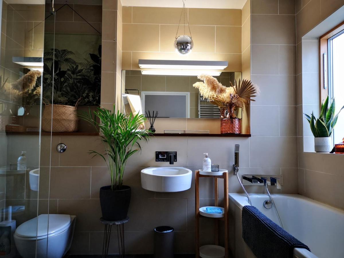 Beautiful Townhouse W/ Parking For 2 Cars Holiday home *