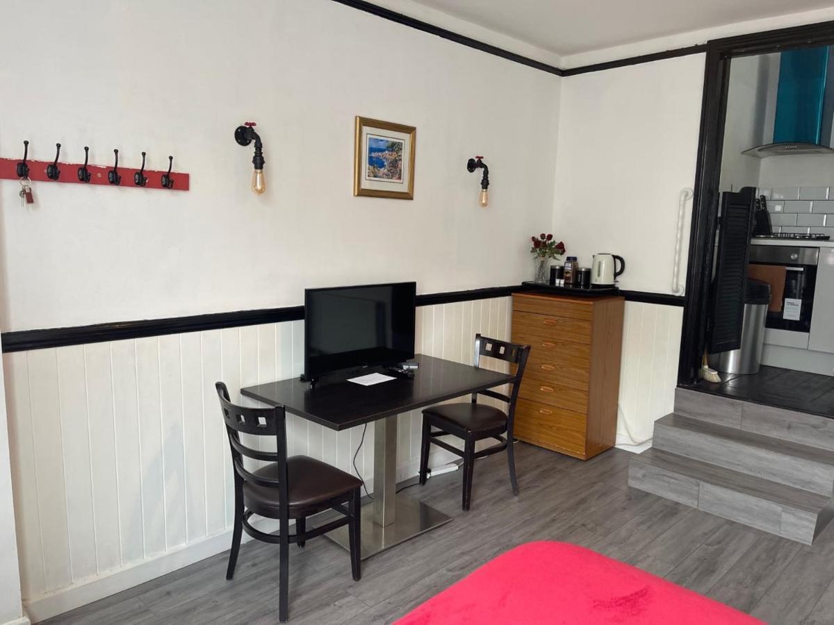 Modern Studio With Free Parking Near Sea-station-shops Apartment