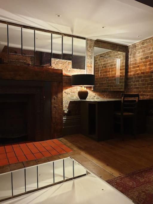 22 Stunning Large Loft - Great Location - Free Onsite Parking - Garden View- Quiet Apartment *