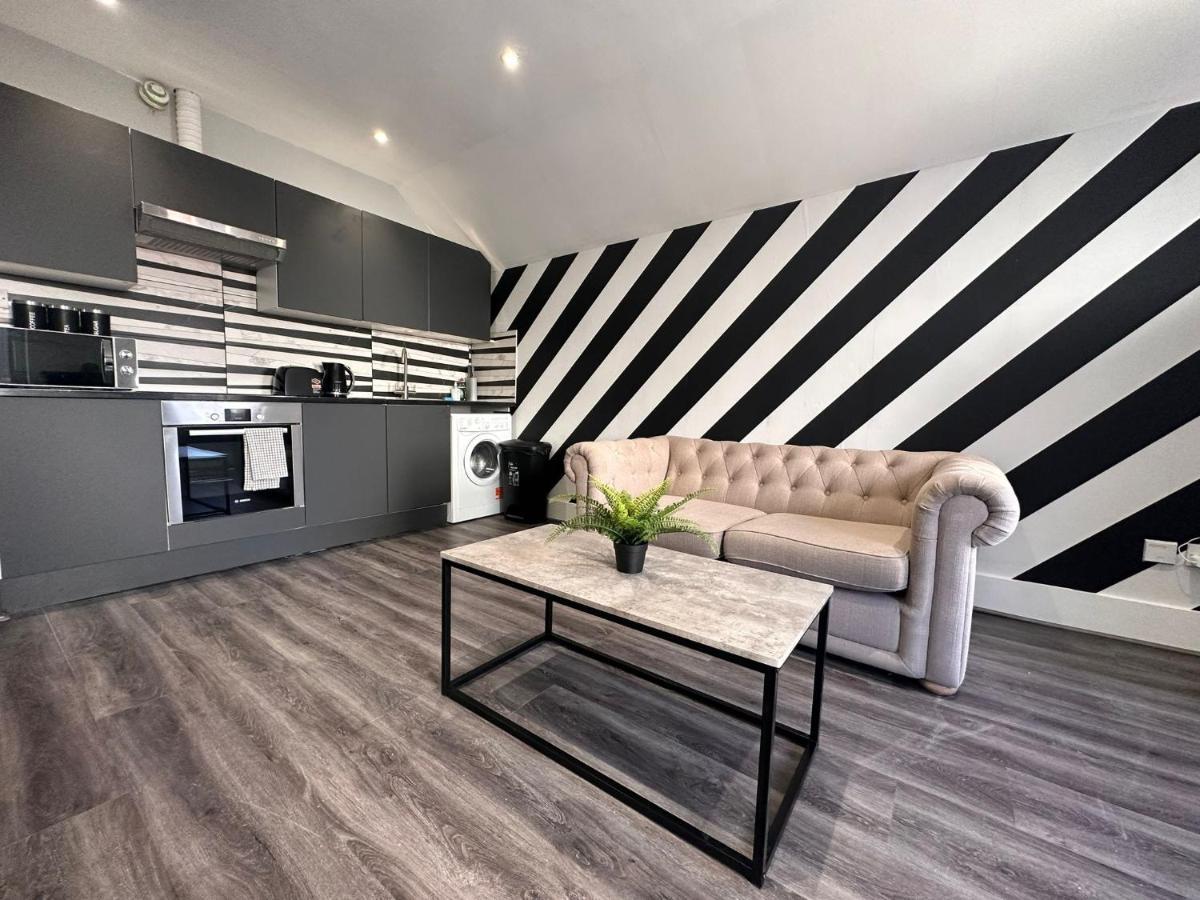 Flash Sale King Size Bed Super Central One Bed Next To Seafront 2 Apartment