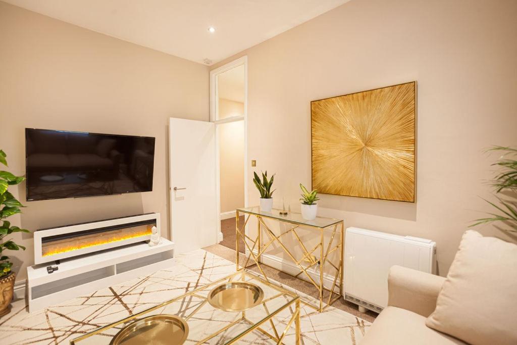 Beautifully Decorated Centrally Located 2 Bed Flat * Brighton