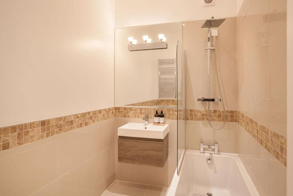 Apartment Beautifully Decorated Centrally Located 2 Bed Flat Brighton