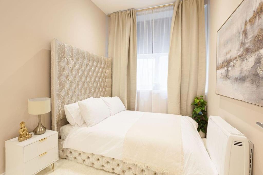 Apartment Beautifully Decorated Centrally Located 2 Bed Flat *