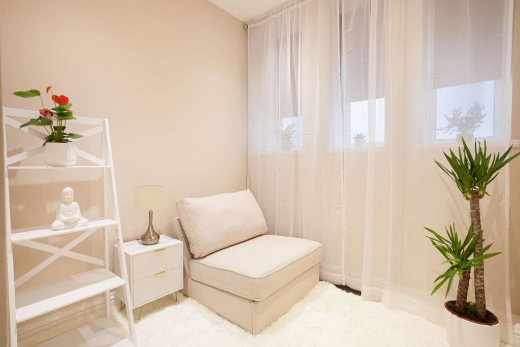 Beautifully Decorated Centrally Located 2 Bed Flat Apartment *