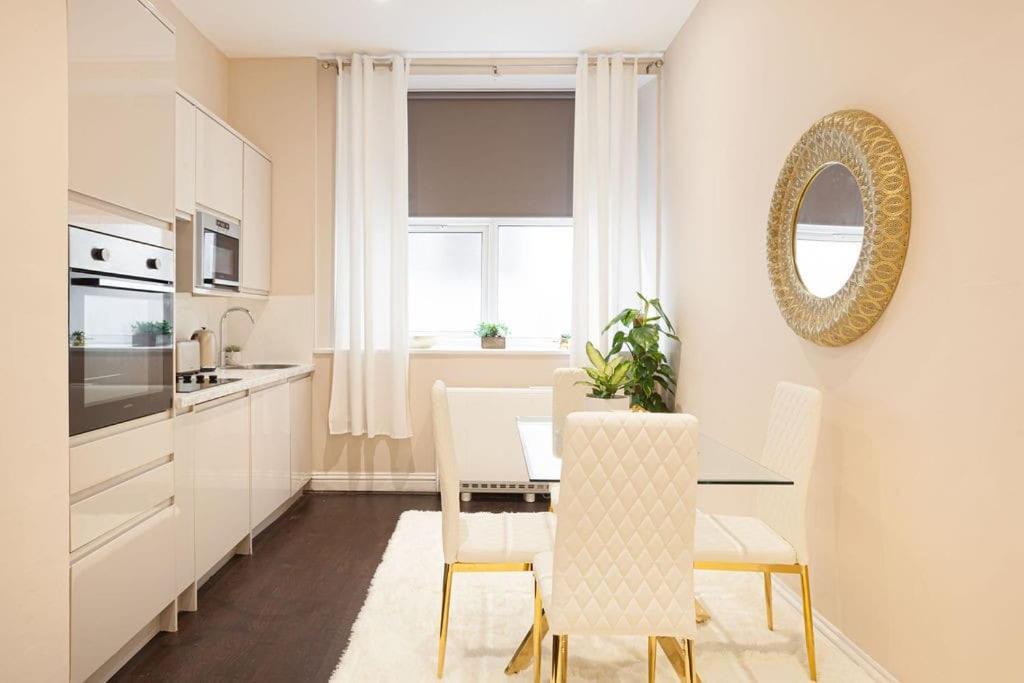 Apartment Beautifully Decorated Centrally Located 2 Bed Flat *