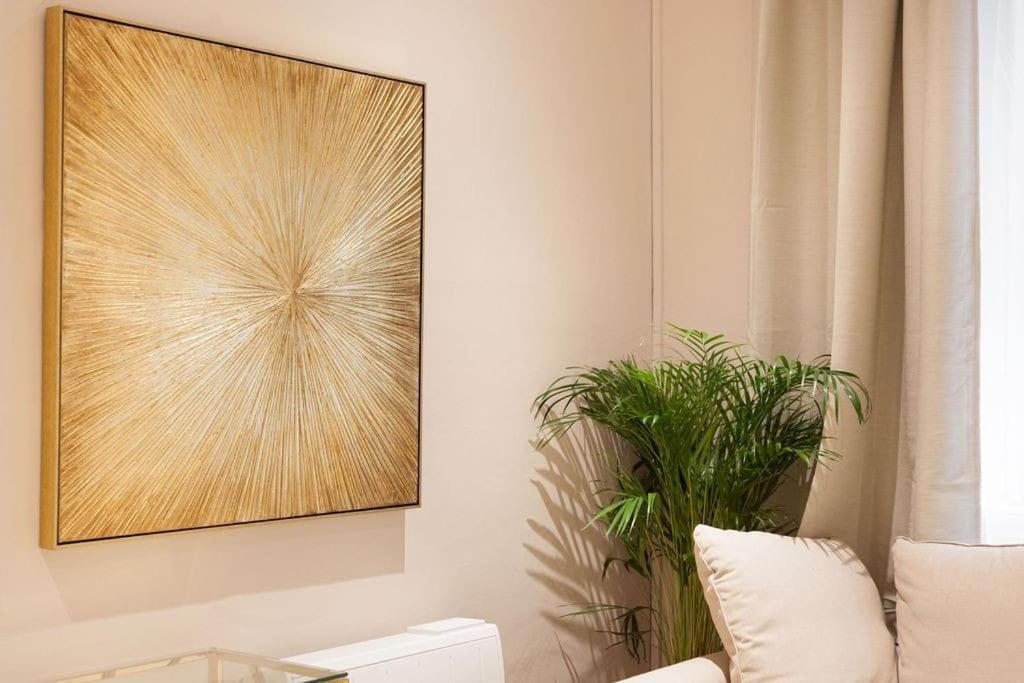 Beautifully Decorated Centrally Located 2 Bed Flat * Brighton