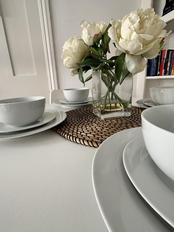Amazing Apartment, Private Garden, Off Street Parking Apartment