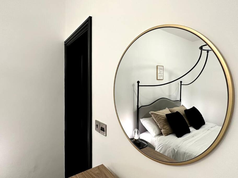 Luxury In The Lanes- Nearby Beach, Theatre, Pavilion Apartment *
