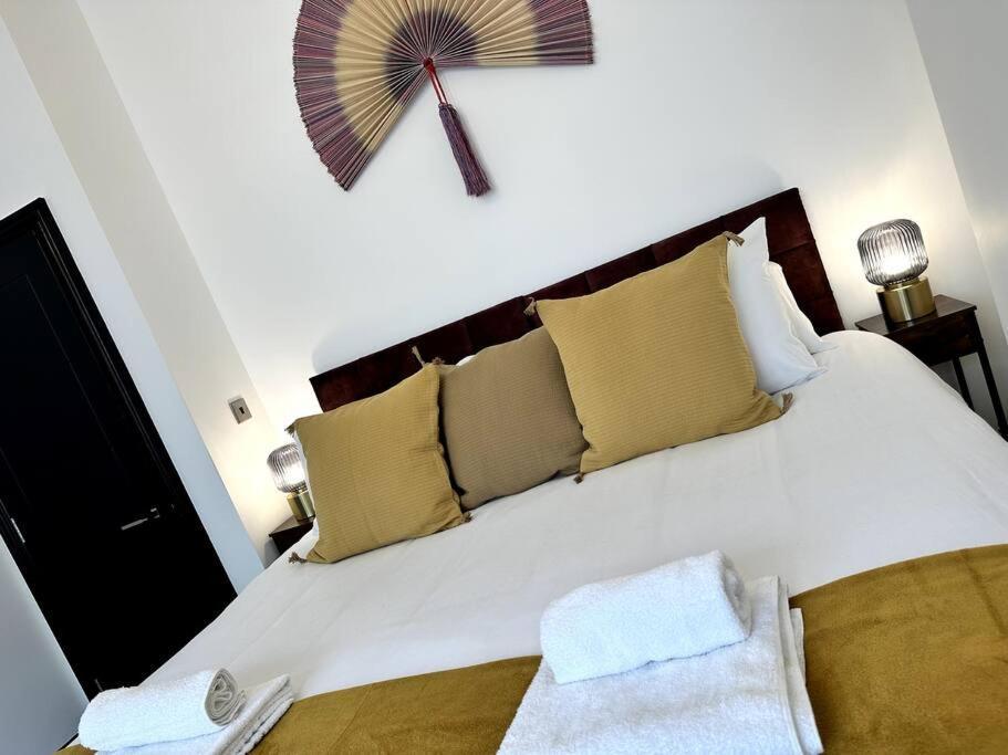 Luxury In The Lanes- Nearby Beach, Theatre, Pavilion Apartment